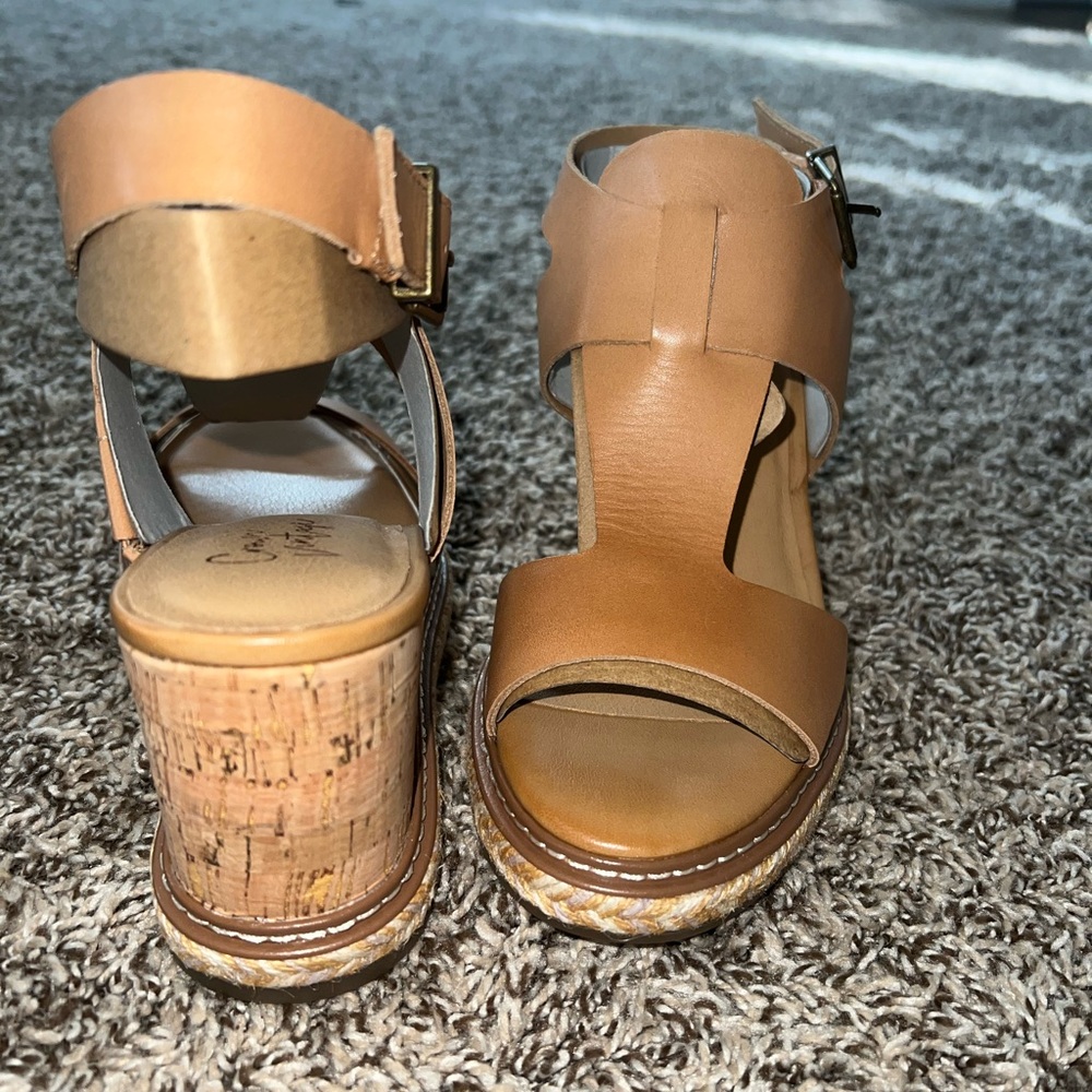 Crown Vintage Tan Wedge